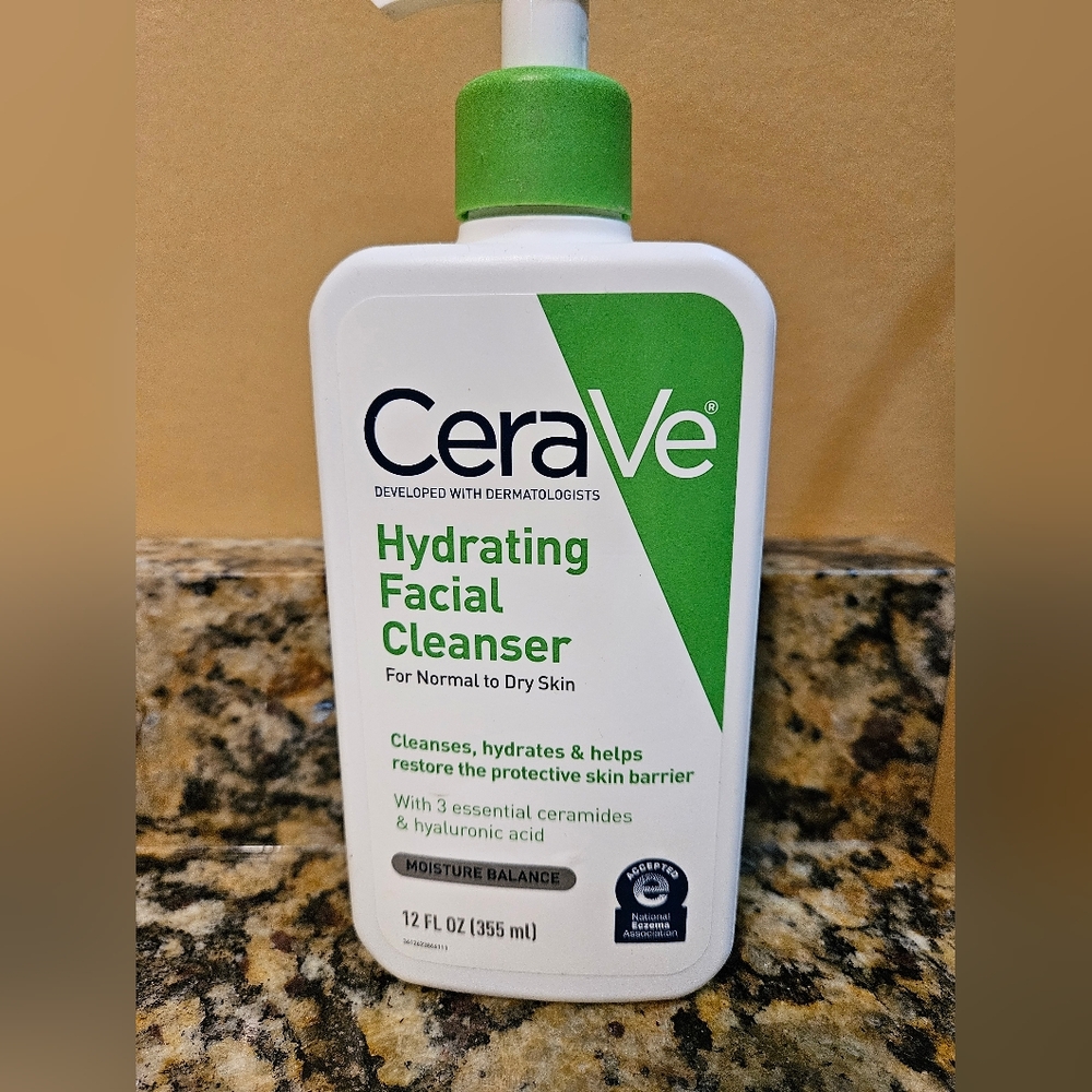 Cerave Hydrating Facial Cleanser - Picture 2 of 3
